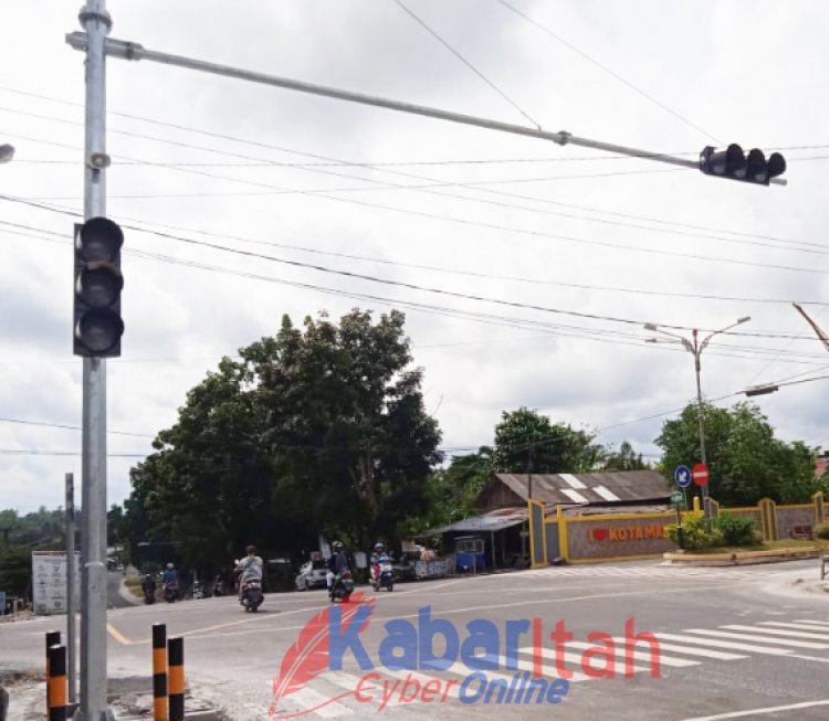 Ada Yang Unik Pemasangan Lampu Merah Di Perempatan Jalan Samari Dan Ahmad Wongso...??
