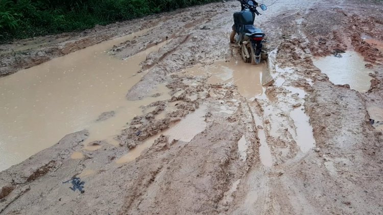 Jalan Negara di Aruta Seperti Bubur, Warga: Tinggal Dikasih Gula