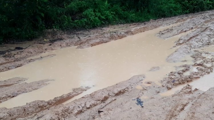 Jalan Negara di Aruta Seperti Bubur, Warga: Tinggal Dikasih Gula