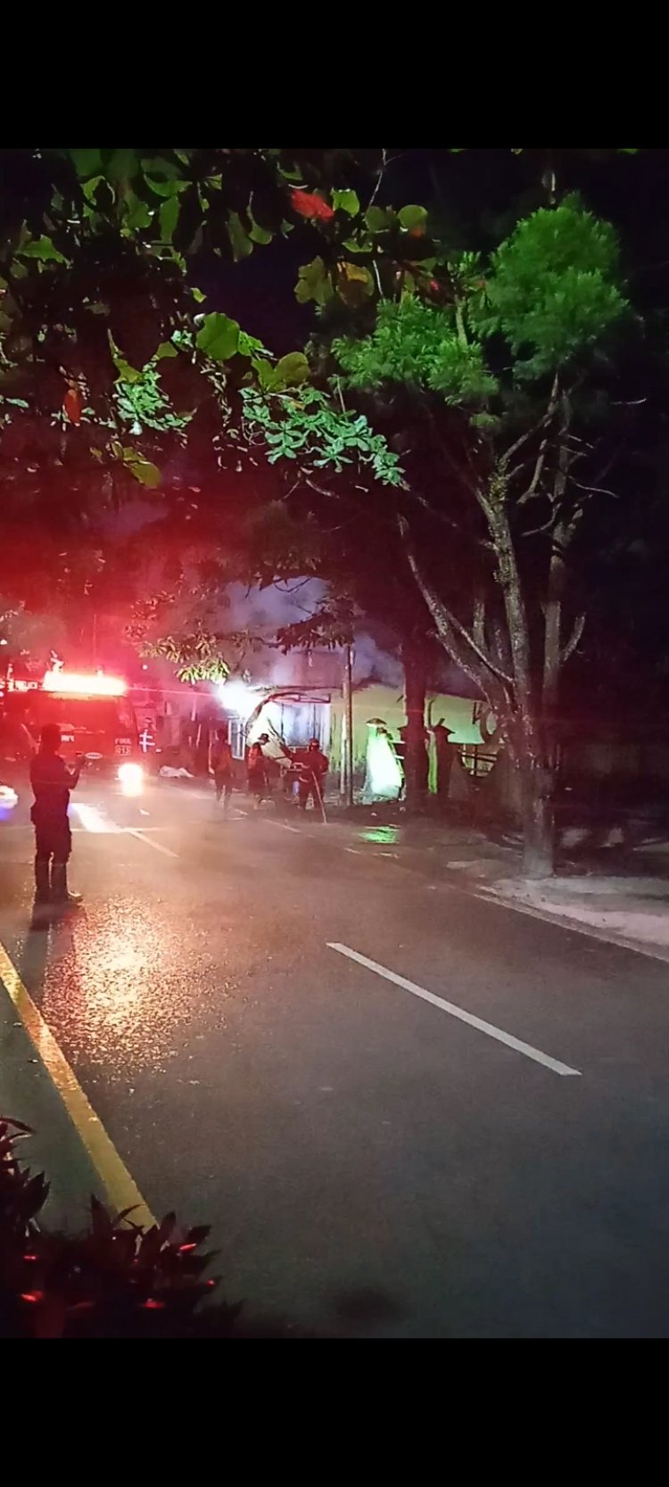 Warung Mie Ayam Kebakaran, Damkar Kobar Sigap Jinakkan Api