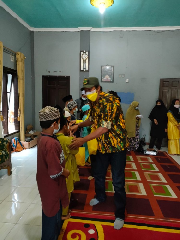 Rayakan HUT Ke 20 Angkatan Muda Partai Golkar Kobar Berikan Santunan Ke Panti Asuhan