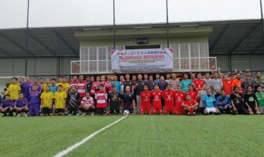 PULUHAN SUPORTER GELAR DEKLARASI DAMAI DENGAN BERMAIN MINI SOCCER