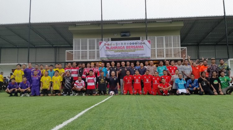 PULUHAN SUPORTER GELAR DEKLARASI DAMAI DENGAN BERMAIN MINI SOCCER