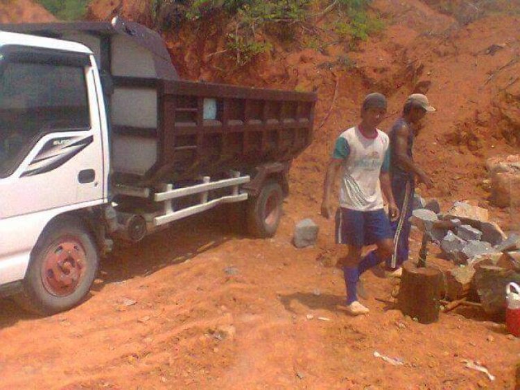 NASIB RATUSAN PEKERJA TAMBANG BATU SEMAKIN TAK MENENTU
