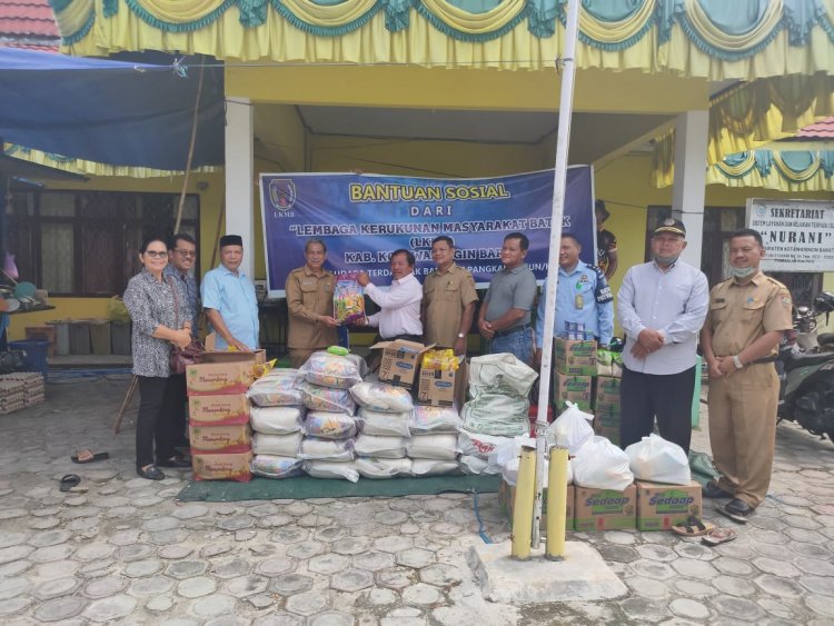 PEDULI KORBAN BANJIR LEMBAGA KERUKUNAN MASYARAKAT BATAK BERIKAN BANTUAN